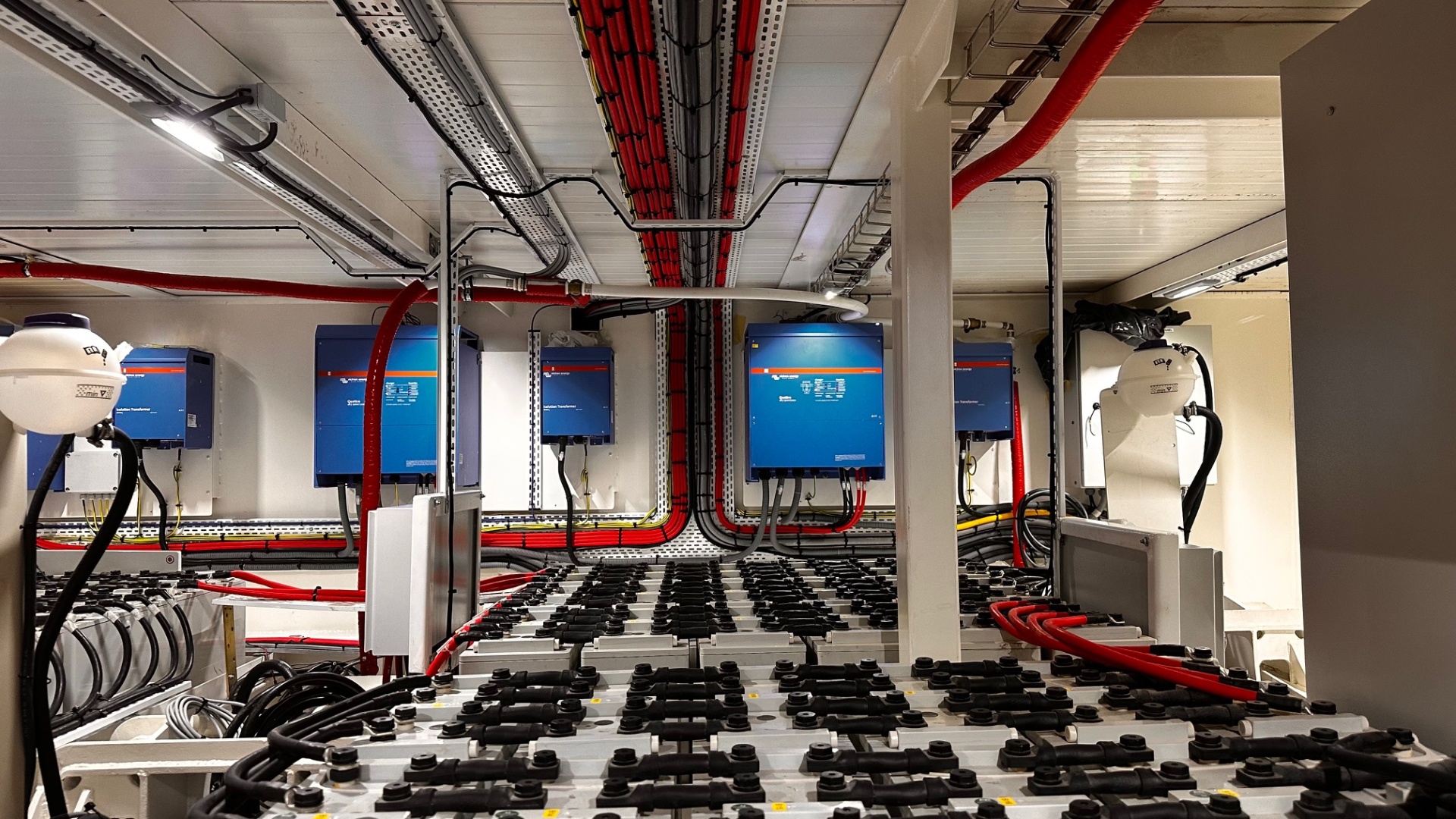 Akü ve inverter odası